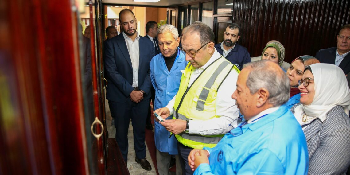 جانب من جولة وزير قطاع الأعمال بشركة القاهرة للأدوية