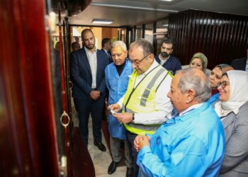 جانب من جولة وزير قطاع الأعمال بشركة القاهرة للأدوية