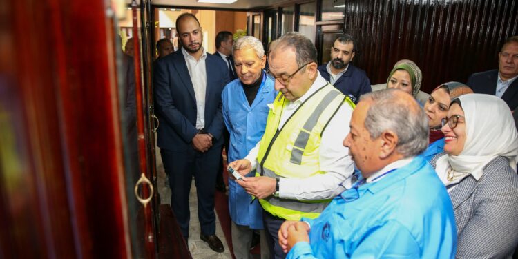جانب من جولة وزير قطاع الأعمال بشركة القاهرة للأدوية