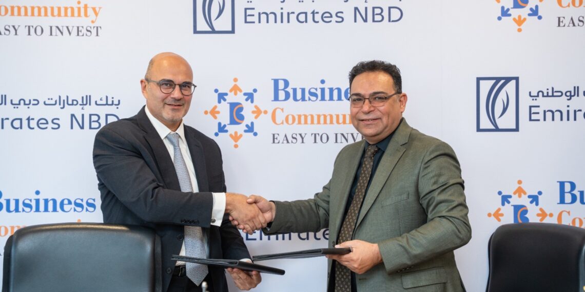 جانب من التوقيع