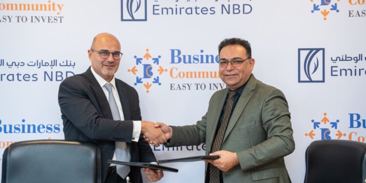 جانب من التوقيع