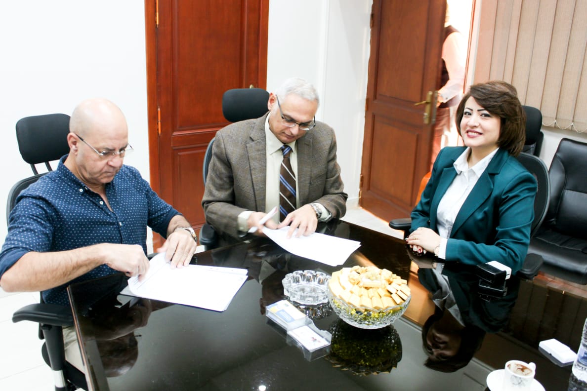 جانب من التوقيع