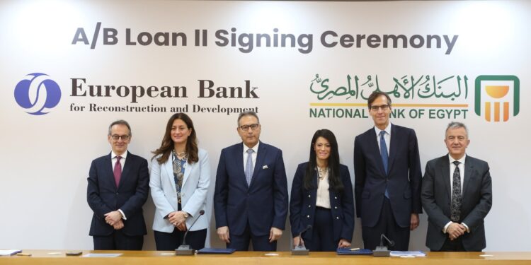البنك الأهلي يوقع اتفاقية تمويل بـ100 مليون دولار مع البنك الأوروبي لدعم المشروعات الصغيرة
