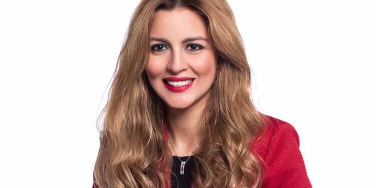 فاطمة الجولي تفوز بلقب أفضل مدير تسويق