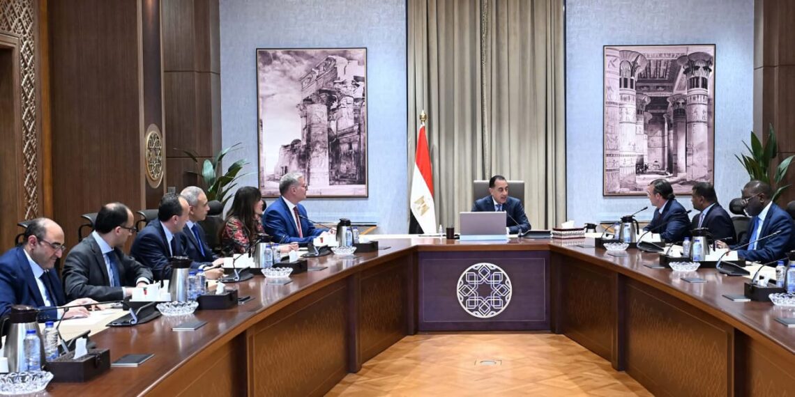 رئيس الوزراء يبحث مع مسؤولي "شيفرون" ضخ استثمارات جديدة
