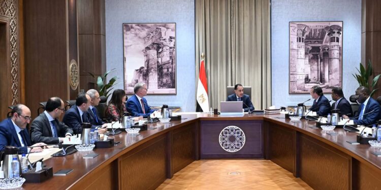 رئيس الوزراء يبحث مع مسؤولي "شيفرون" ضخ استثمارات جديدة