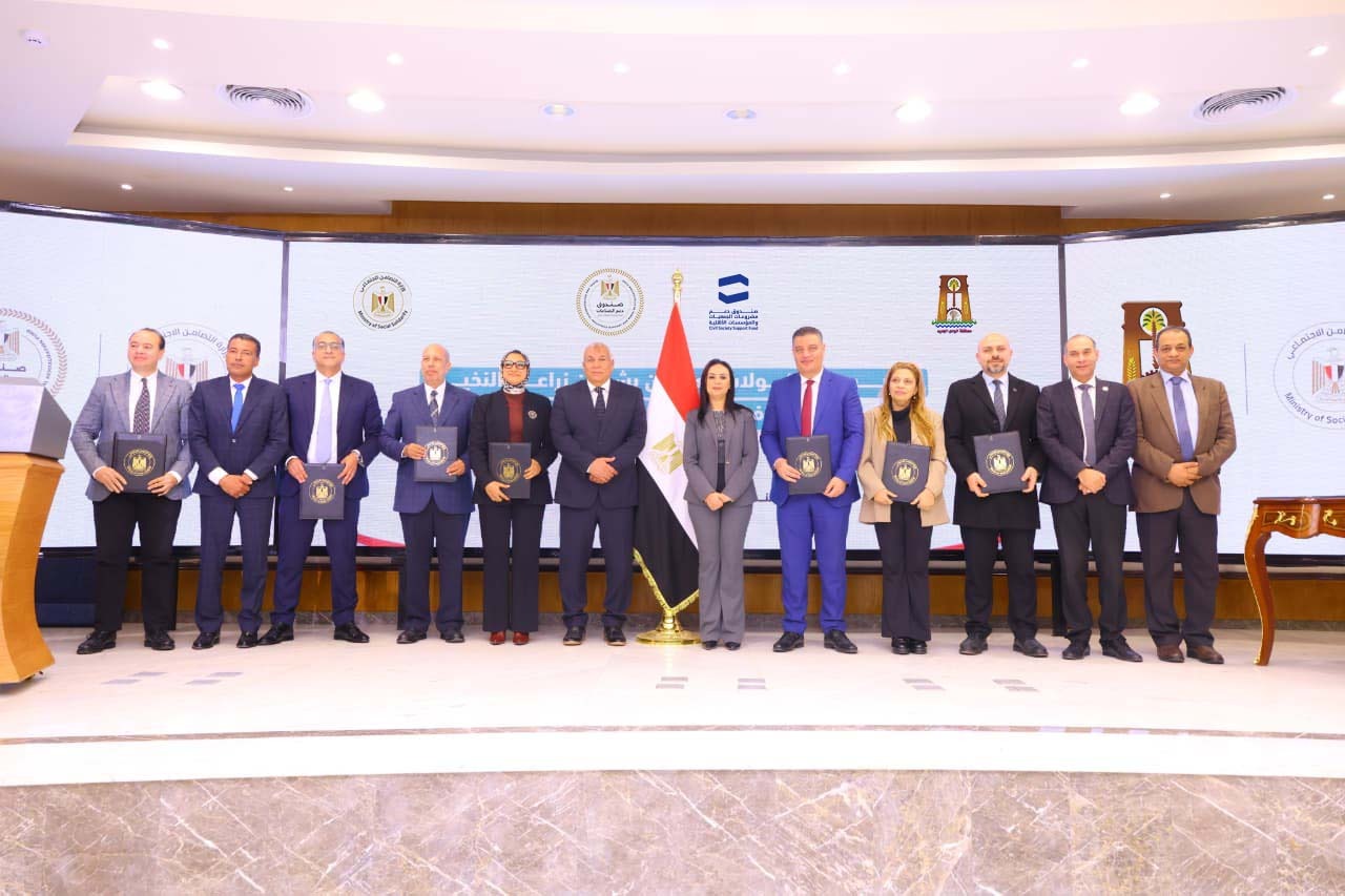 جانب من توقيع البروتوكول