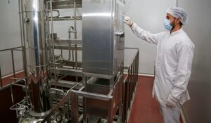 جانب من جولة وزير قطاع الأعمال بشركة القاهرة للأدوية