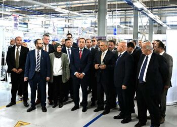 مدبولي يتفقد توسعات "ليوني مصر" ويدعم خطة إنشاء مجمع صناعي جديد