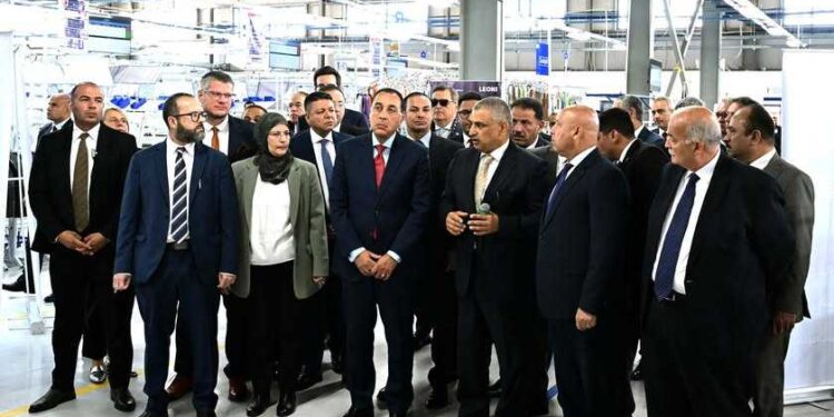 مدبولي يتفقد توسعات "ليوني مصر" ويدعم خطة إنشاء مجمع صناعي جديد