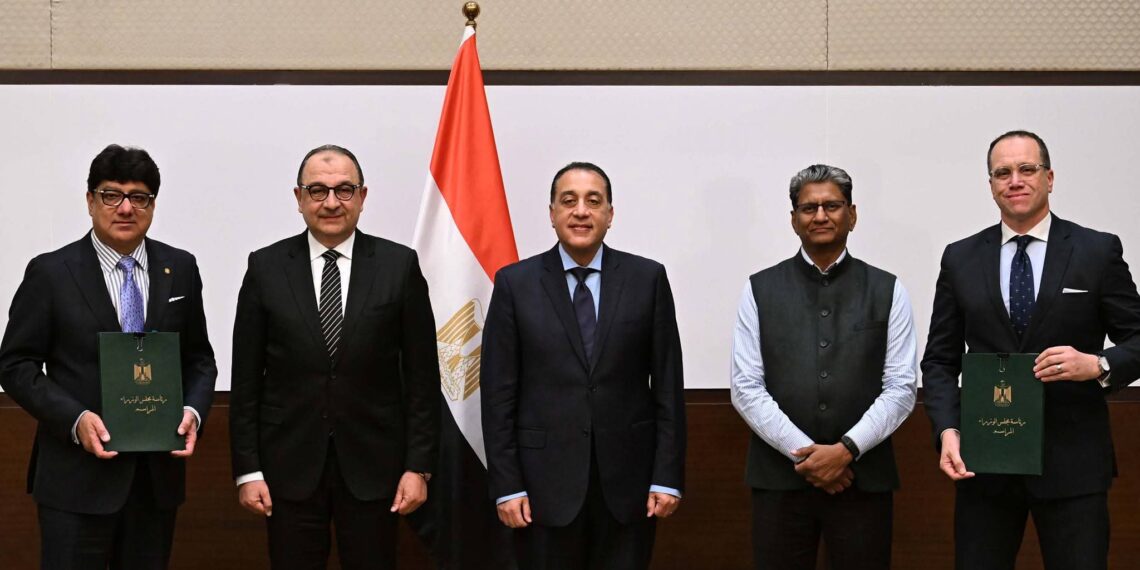 جانب من التوقيع