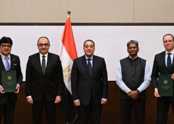 جانب من التوقيع