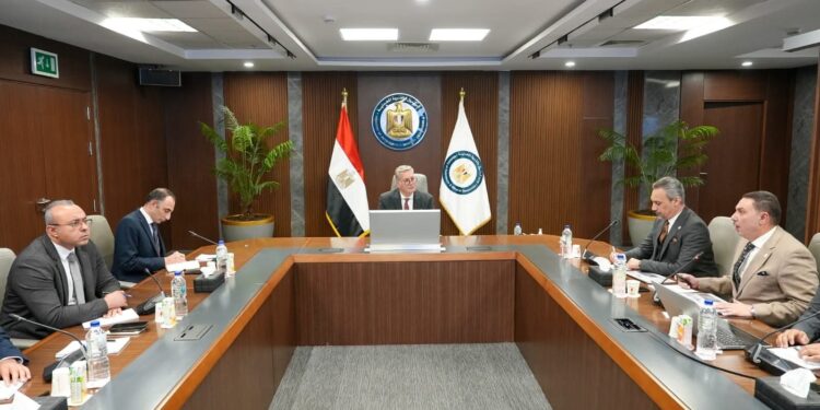 وزير البترول يبحث تطوير تدريب سائقي نقل المنتجات البترولية بالشراكة مع شركة السهام