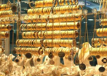 الذهب يستقر محليًا رغم تراجع الأوقية عالميًا