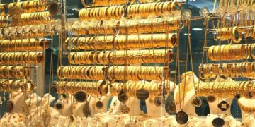 الذهب يستقر محليًا رغم تراجع الأوقية عالميًا