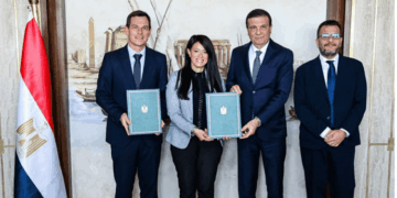 جانب من التوقيع