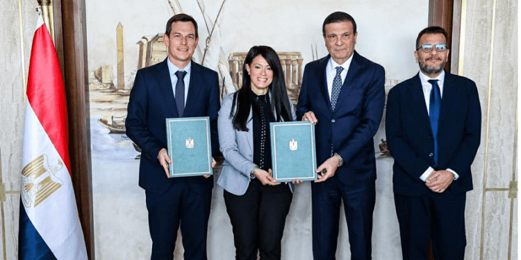 جانب من التوقيع