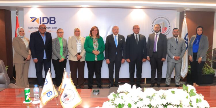 جانب من التوقيع