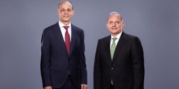 هشام عكاشة الرئيس التنفيذي لبنك مصر وهاني السمرة رئيس قطاع الموارد البشرية ببنك مصر