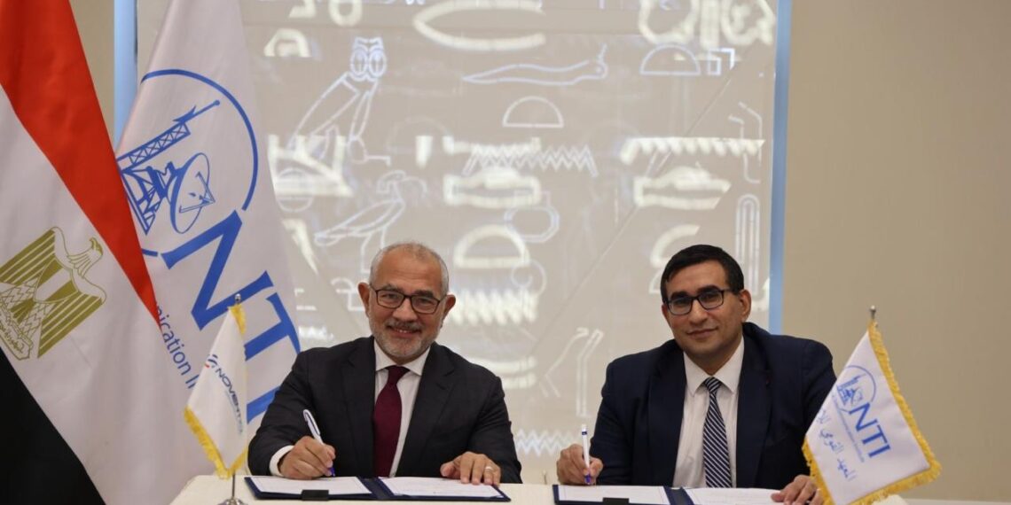 جانب من التوقيع