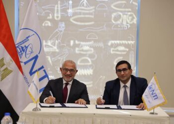 جانب من التوقيع