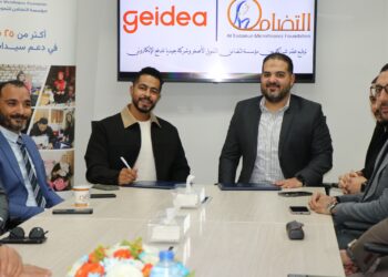 جانب من التوقيع