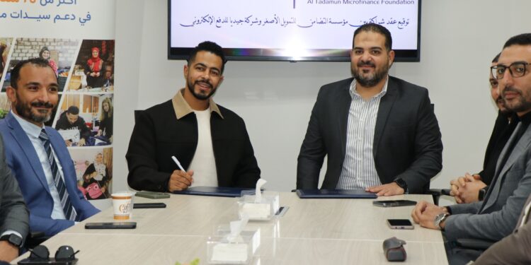 جانب من التوقيع