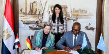 جانب من توقيع الاتفاقية