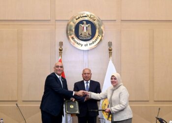 جانب من التوقيع