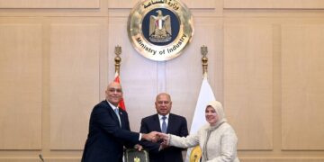 جانب من التوقيع