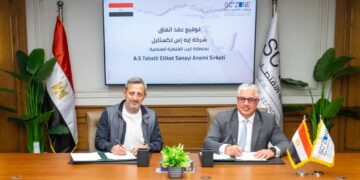 جانب من التوقيع