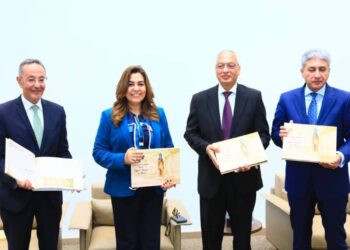 جانب من استلام الشهادة