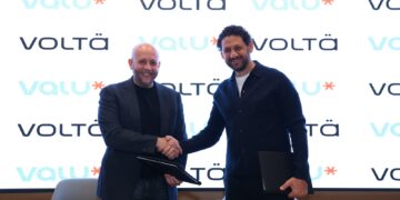 جانب من التوقيع