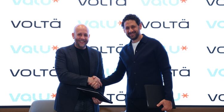 جانب من التوقيع