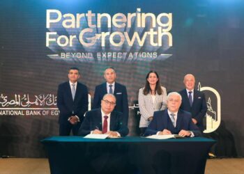 جانب من التوقيع