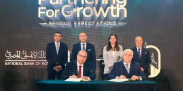 جانب من التوقيع