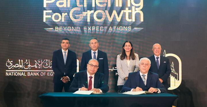 جانب من التوقيع