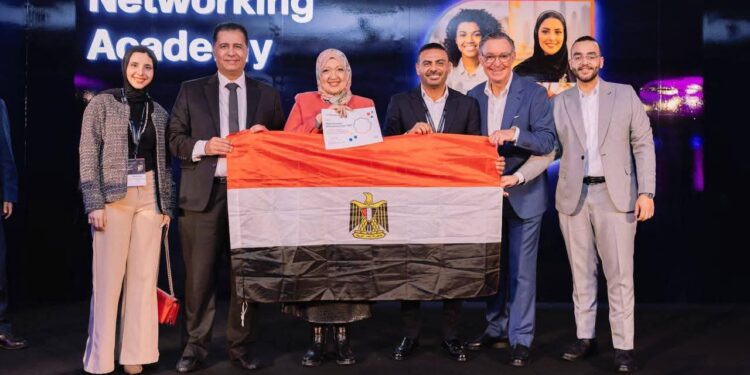 جانب من استلام الجائزة