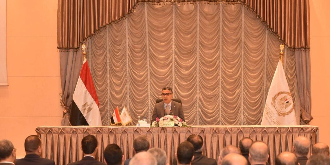 شريف فاروق وزير التموين خلال اجتماعه بقيادات الوزارة