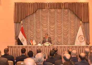 شريف فاروق وزير التموين خلال اجتماعه بقيادات الوزارة