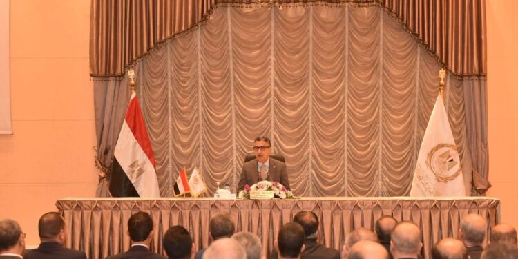 شريف فاروق وزير التموين خلال اجتماعه بقيادات الوزارة