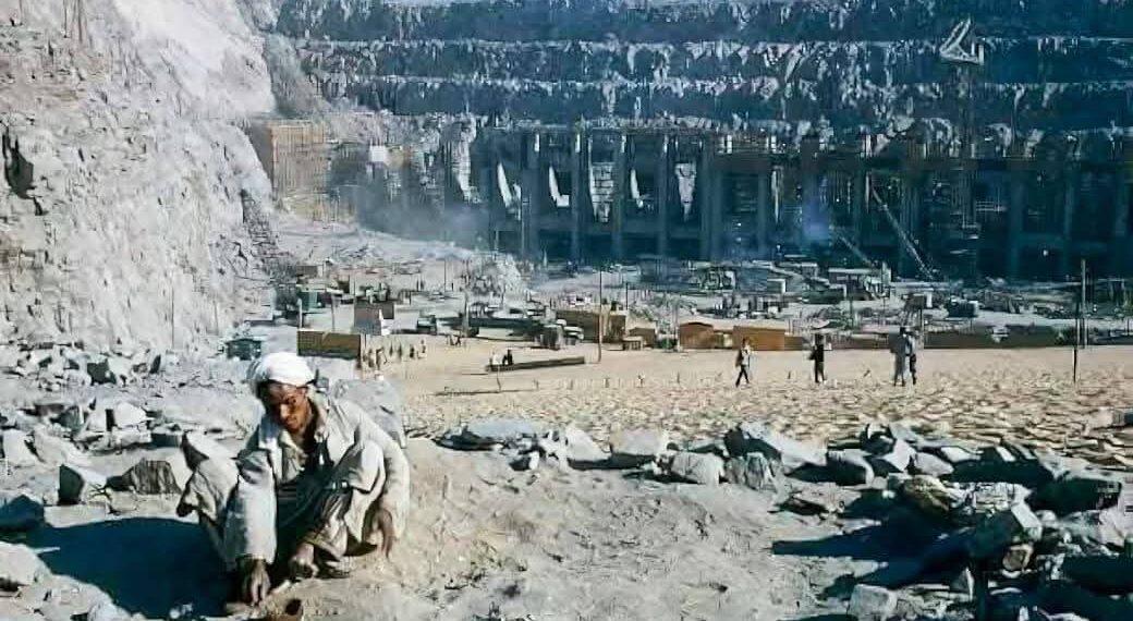 صورة أرشيفية لبناء السد العالي