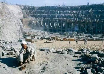 صورة أرشيفية لبناء السد العالي