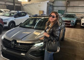 العميلة مع سياراتها رينو كارديان