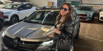 العميلة مع سياراتها رينو كارديان