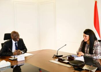 جانب من التوقيع