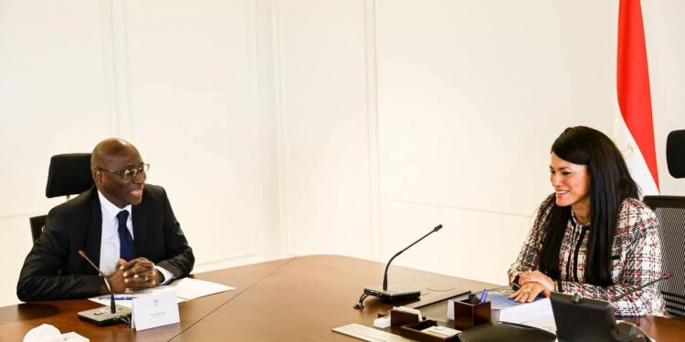 جانب من التوقيع