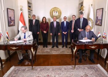 جانب من التوقيع