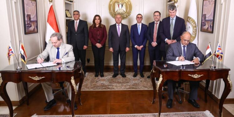 جانب من التوقيع