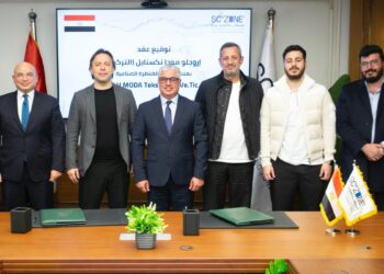 جانب من التوقيع